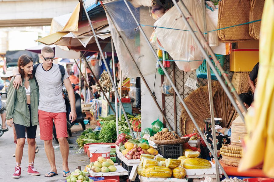 Una pareja de turistas en un mercado Chino